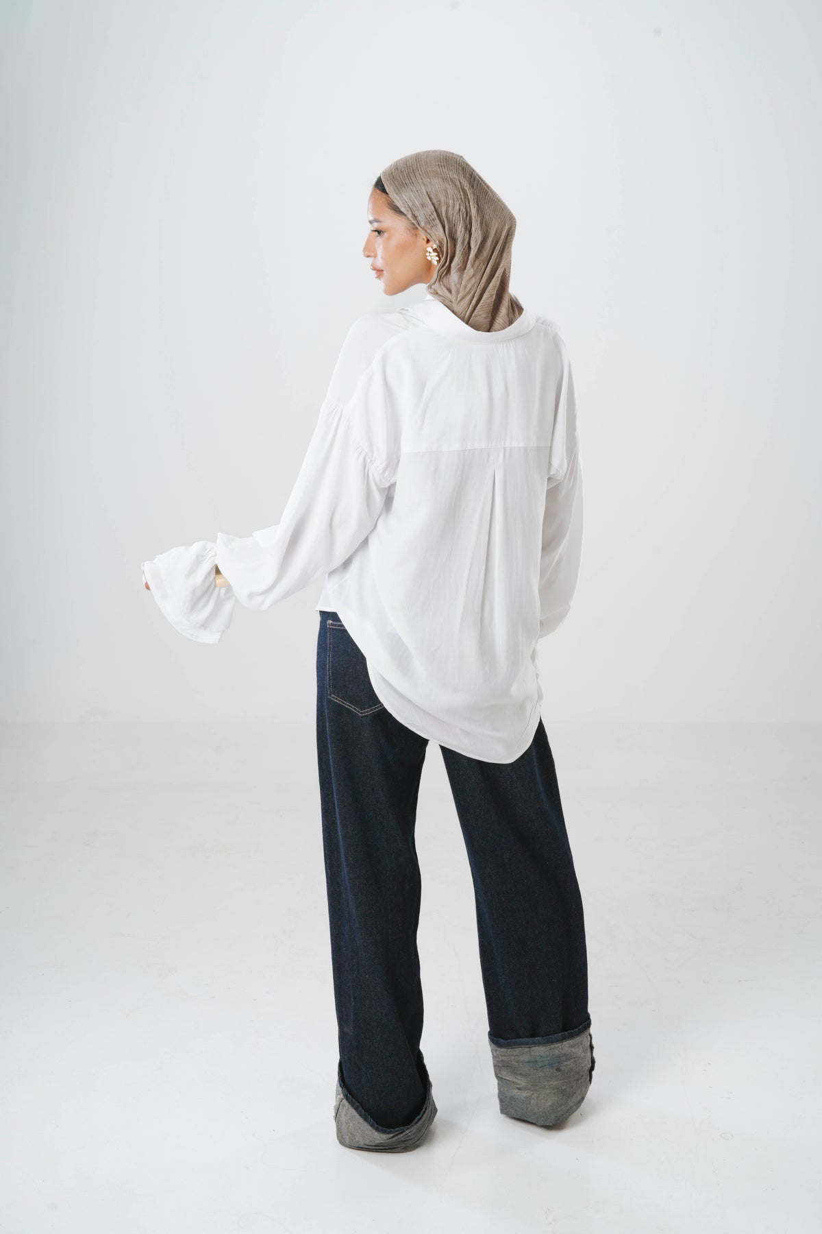 Fosoul White Balloon Sleeve Shirt with Tie